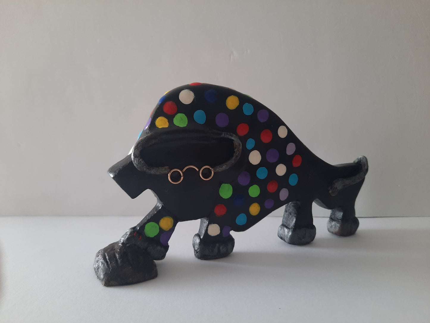 TORO NEGRO CON PUNTOS DE COLOR