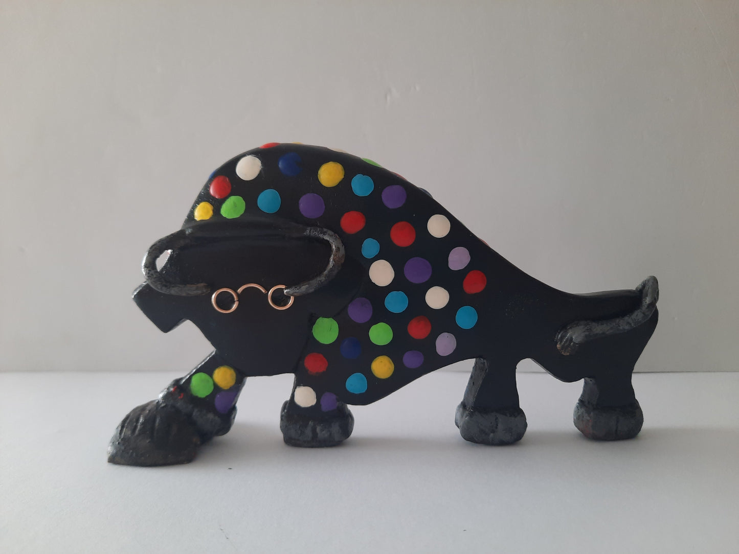 TORO NEGRO CON PUNTOS DE COLOR