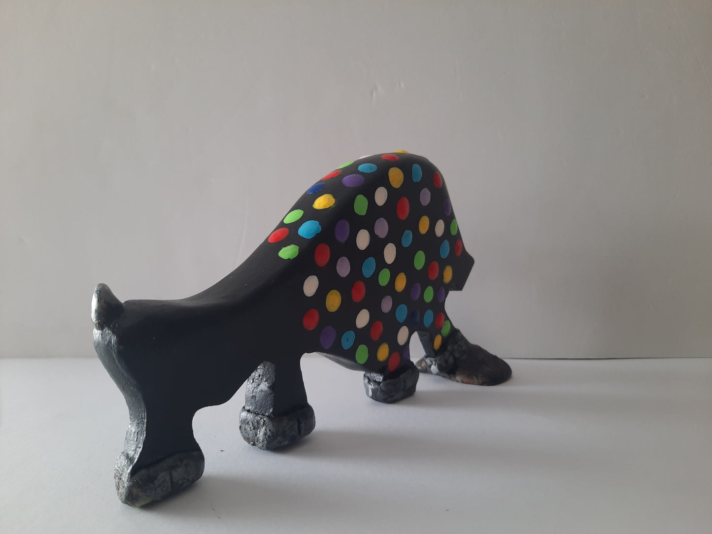 TORO NEGRO CON PUNTOS DE COLOR