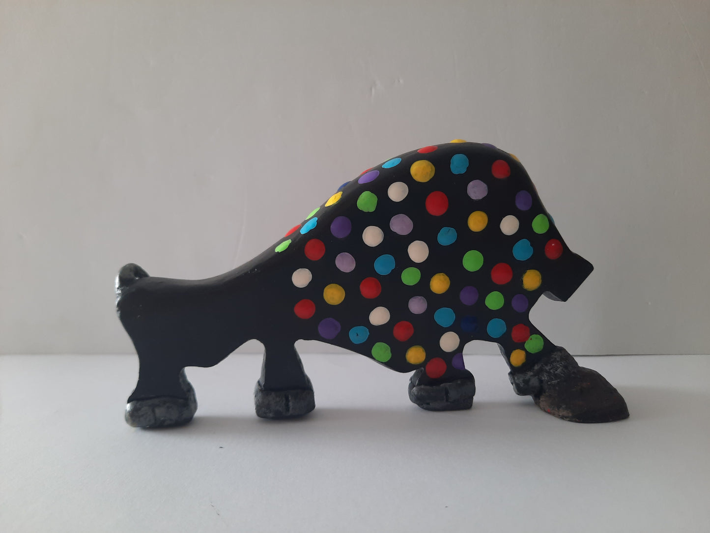 TORO NEGRO CON PUNTOS DE COLOR